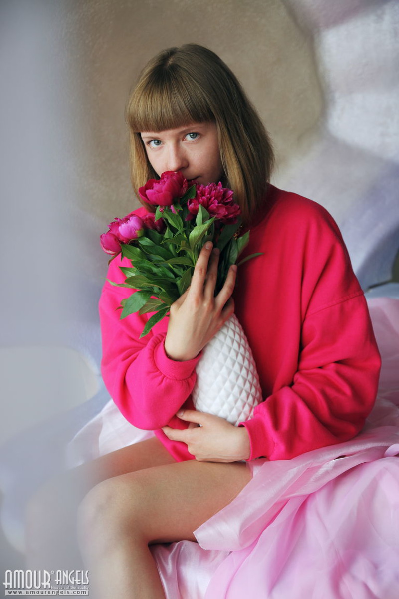 Cute girl posing naked - 