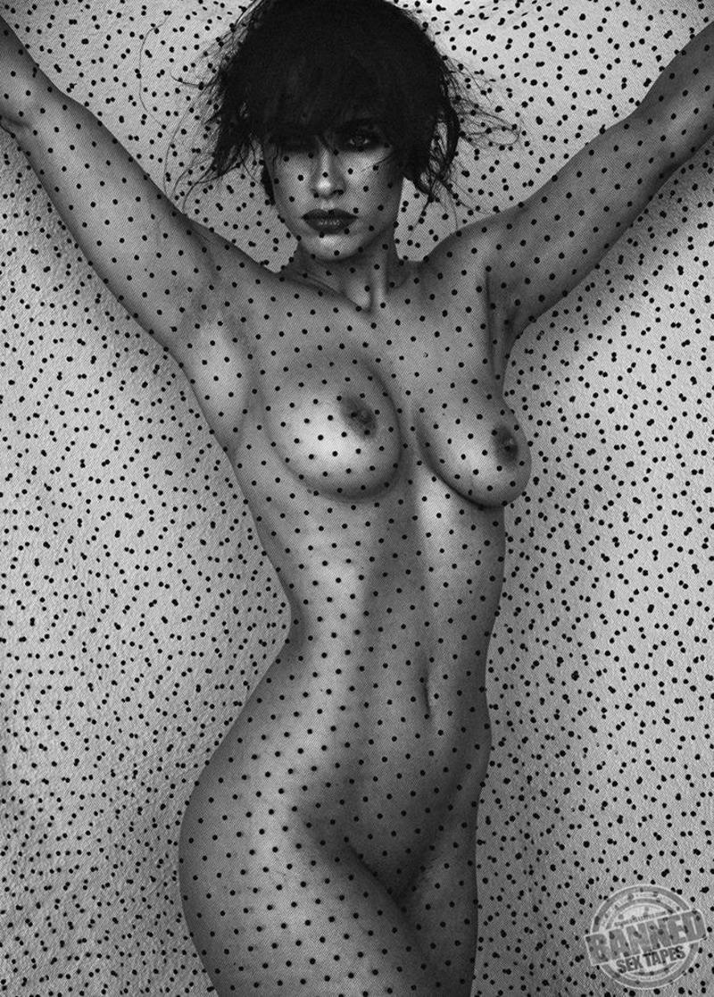 Ellie Gonsalves Totally Naked - 