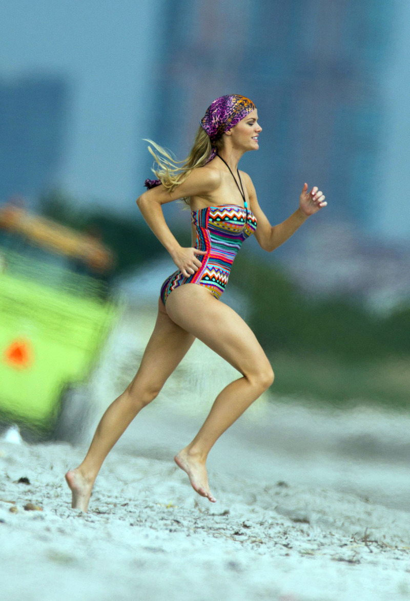 Brooklyn Decker Hot Celebrity - 