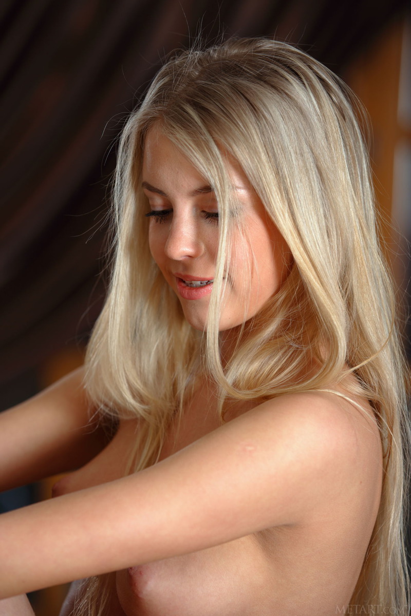Barbara Poses Naked - 