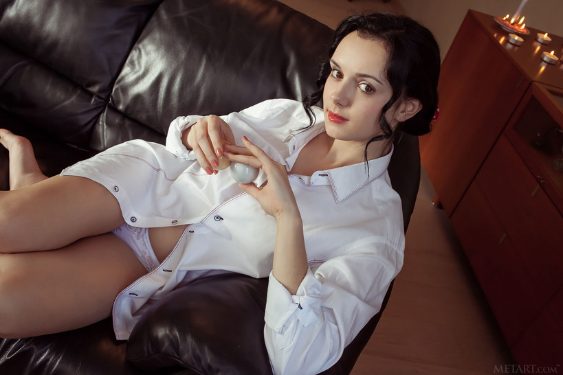 gorgeous brunette Anatali - 