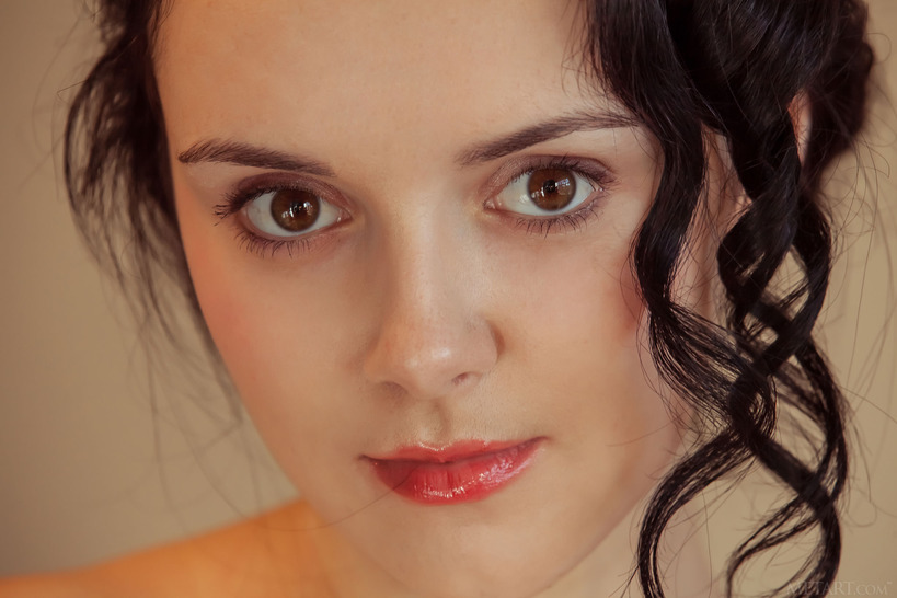 gorgeous brunette Anatali - 