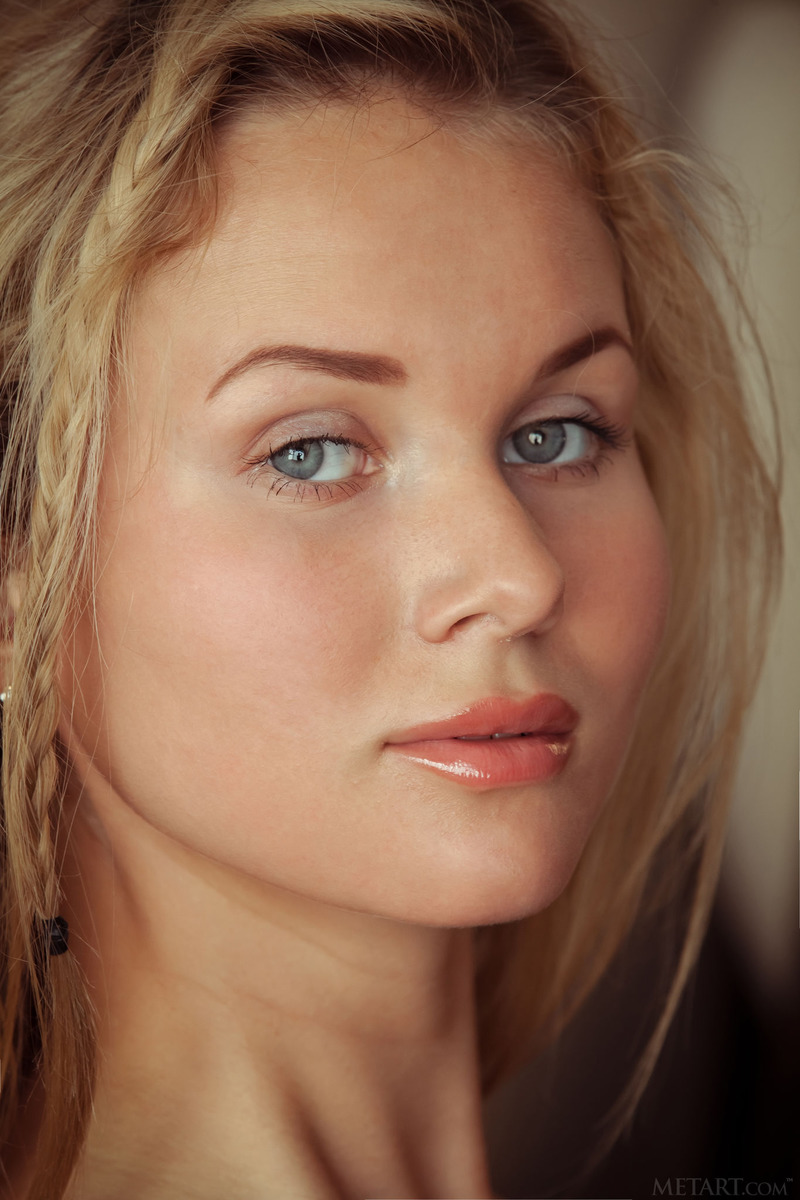 Tight blue jeans, white T-shirt, long blonde hair, blue eyes and big, round breasts - Caroline Abel - 