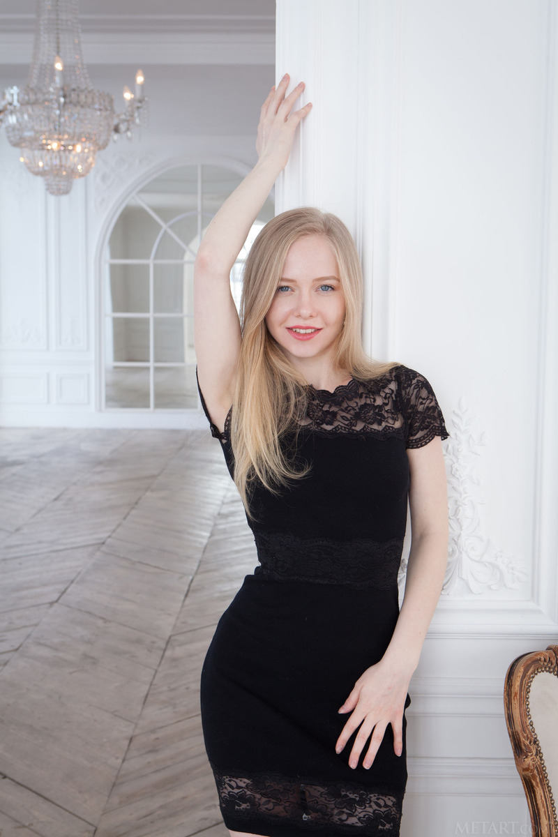 Blonde darling Lola Chic looks elegantly sexy  - 