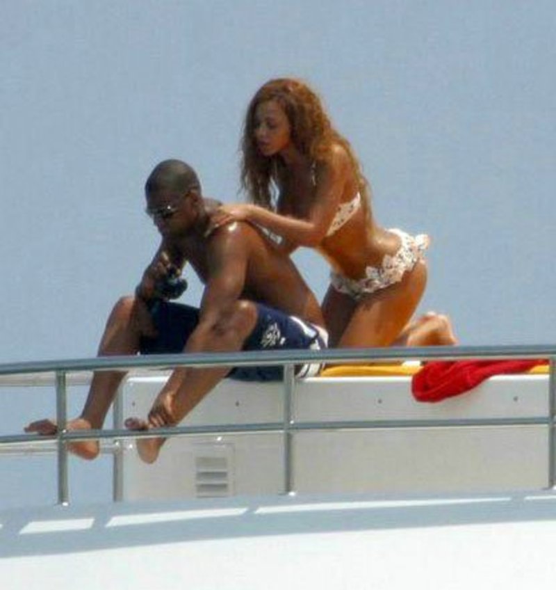 Awesome upskirt shots of hot sexy Beyonce with a bit of camel toe - 
