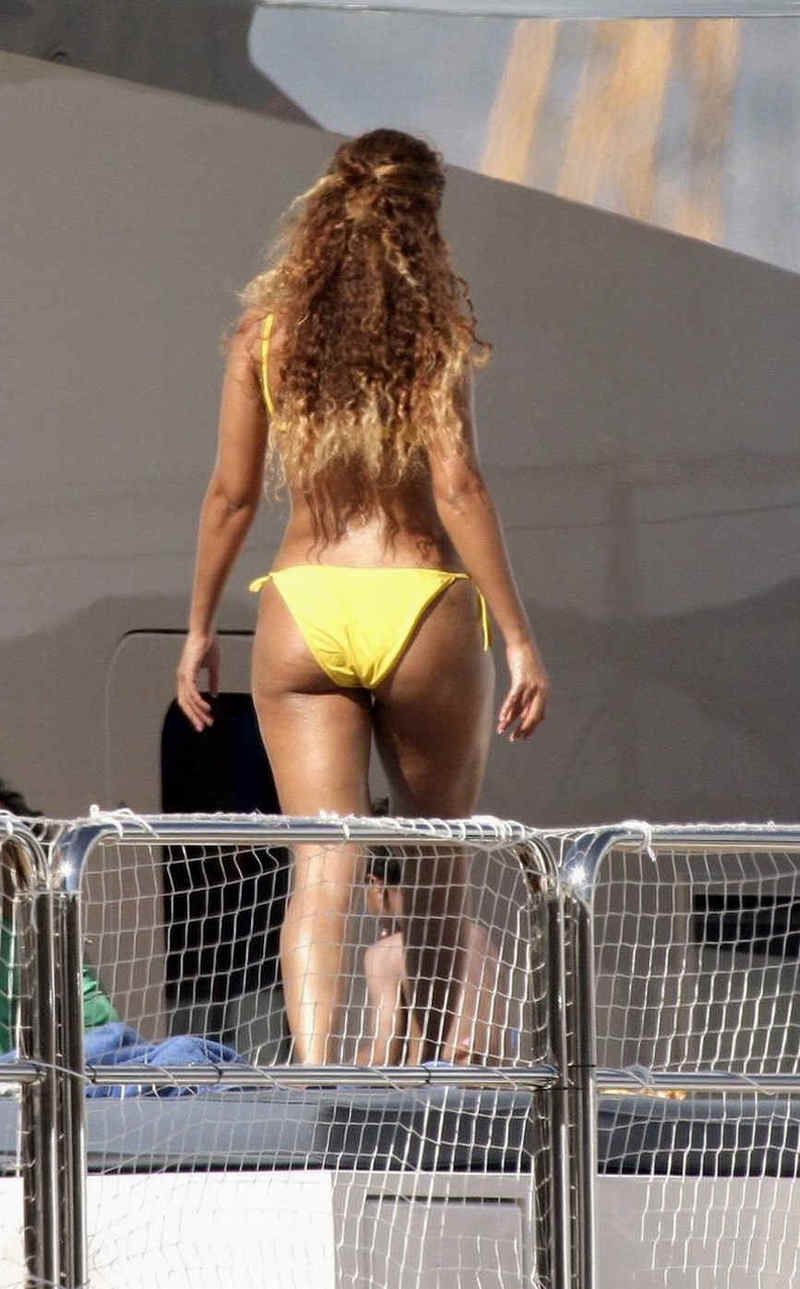 Awesome upskirt shots of hot sexy Beyonce with a bit of camel toe - 