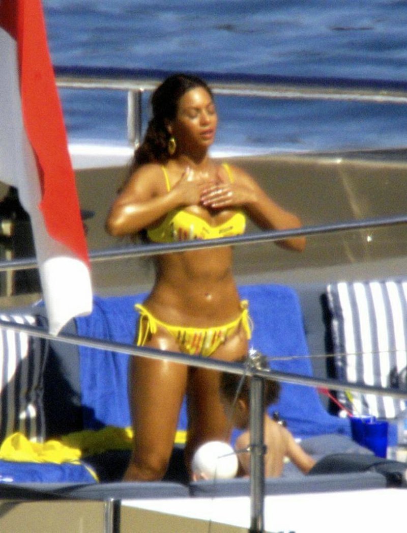 Awesome upskirt shots of hot sexy Beyonce with a bit of camel toe - 