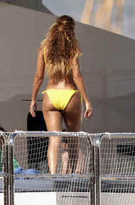 Awesome upskirt shots of hot sexy Beyonce with a bit of camel toe - 08