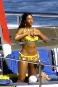 Awesome upskirt shots of hot sexy Beyonce with a bit of camel toe - 14