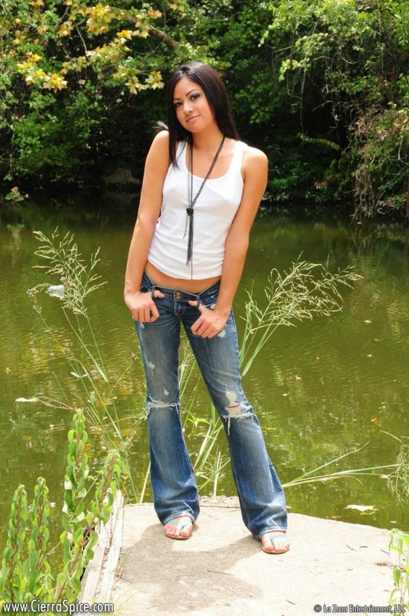 Cierra pulls down her ripped denim and shows her round ass - 