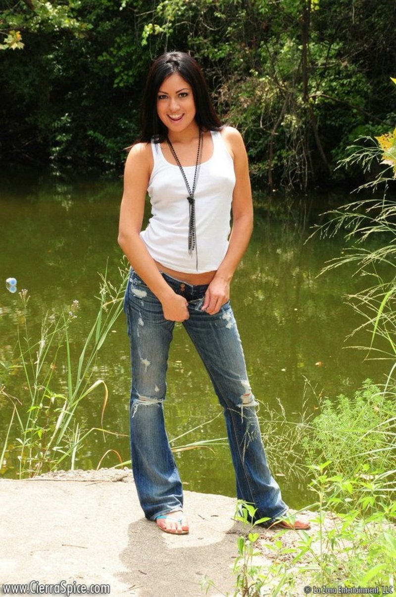 Cierra pulls down her ripped denim and shows her round ass - 