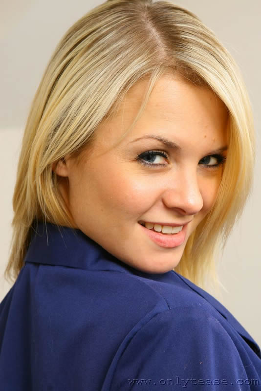 Rachel shows her pink lingerie - 