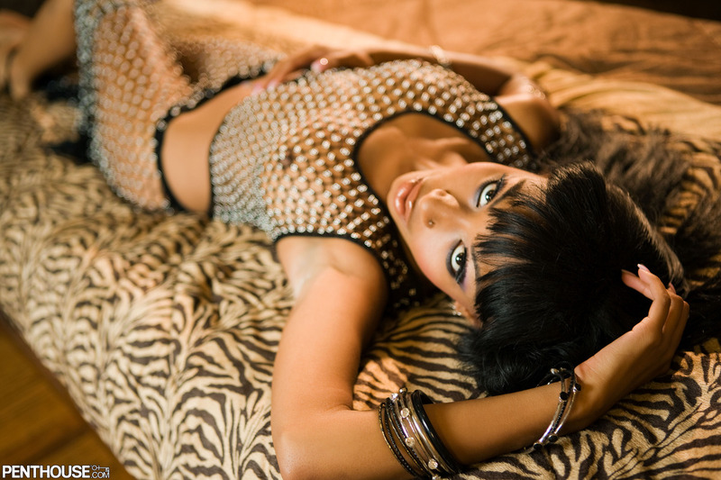 Lovely chocolate honey Bella Moretti spreads her legs and plumps her boobs - 